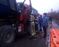 После ДТП в Новгородской области водителя фуры из кабины извлекали сотрудники МЧС