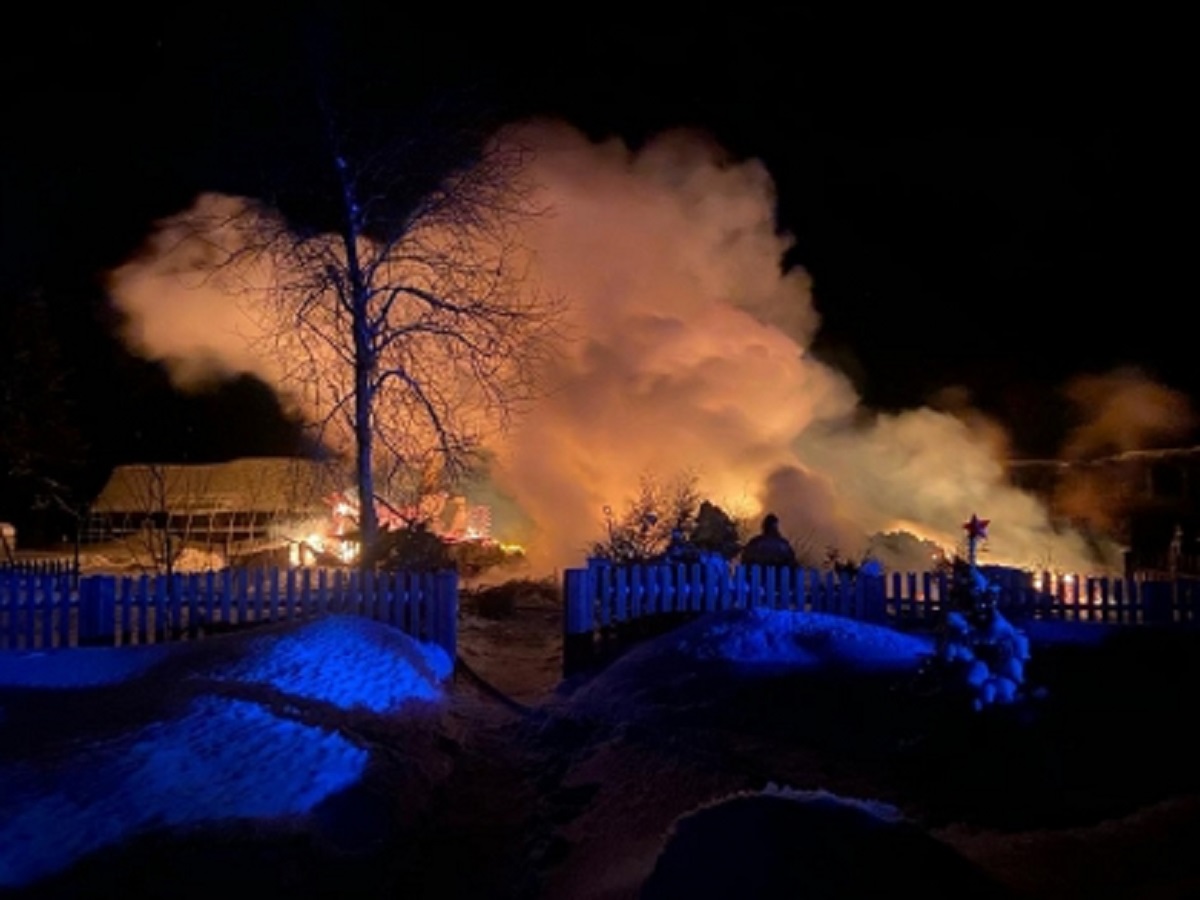 Дом горит. Горит дом ночью. Горит дом ночью. Горящий дом в лесу ночью. Сгоревший частный дом.