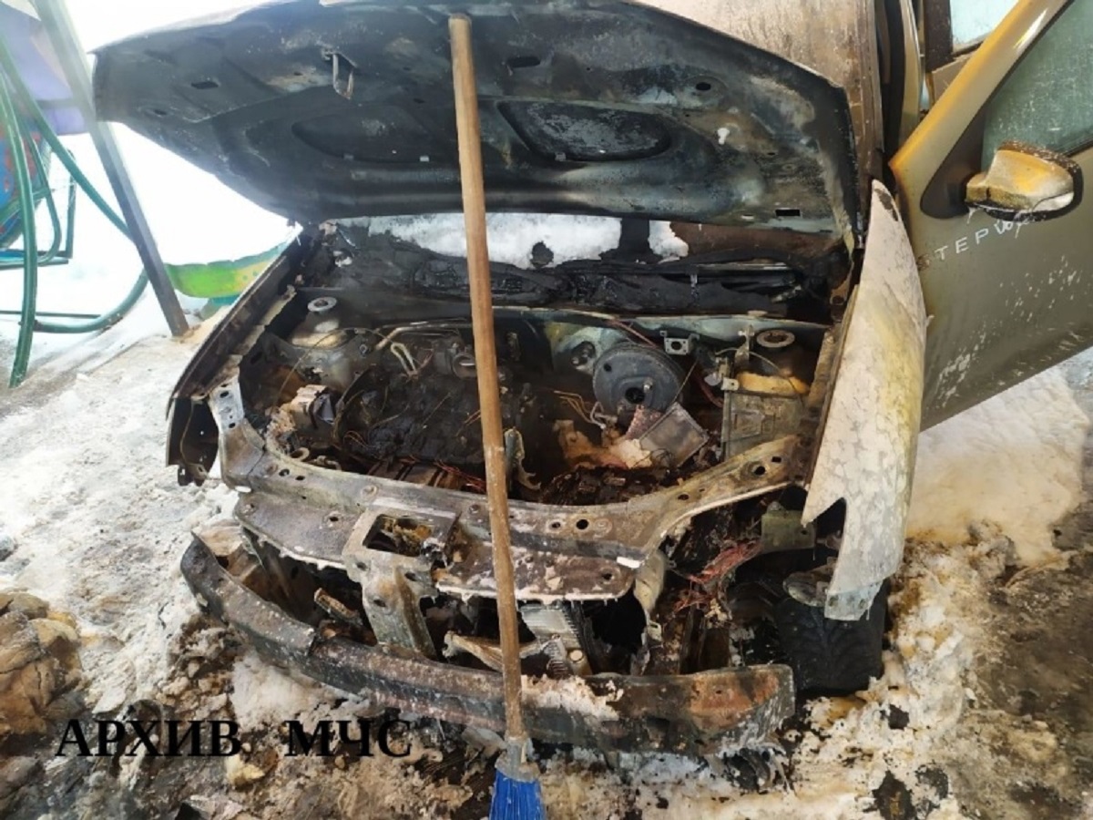 сгоревшая машина