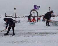 Школьники чистят снег