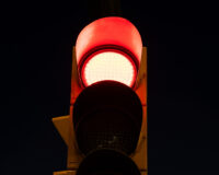 светофор, красный свет, перекресток, пешеходный переход