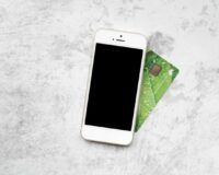 Телефон и банковская карта