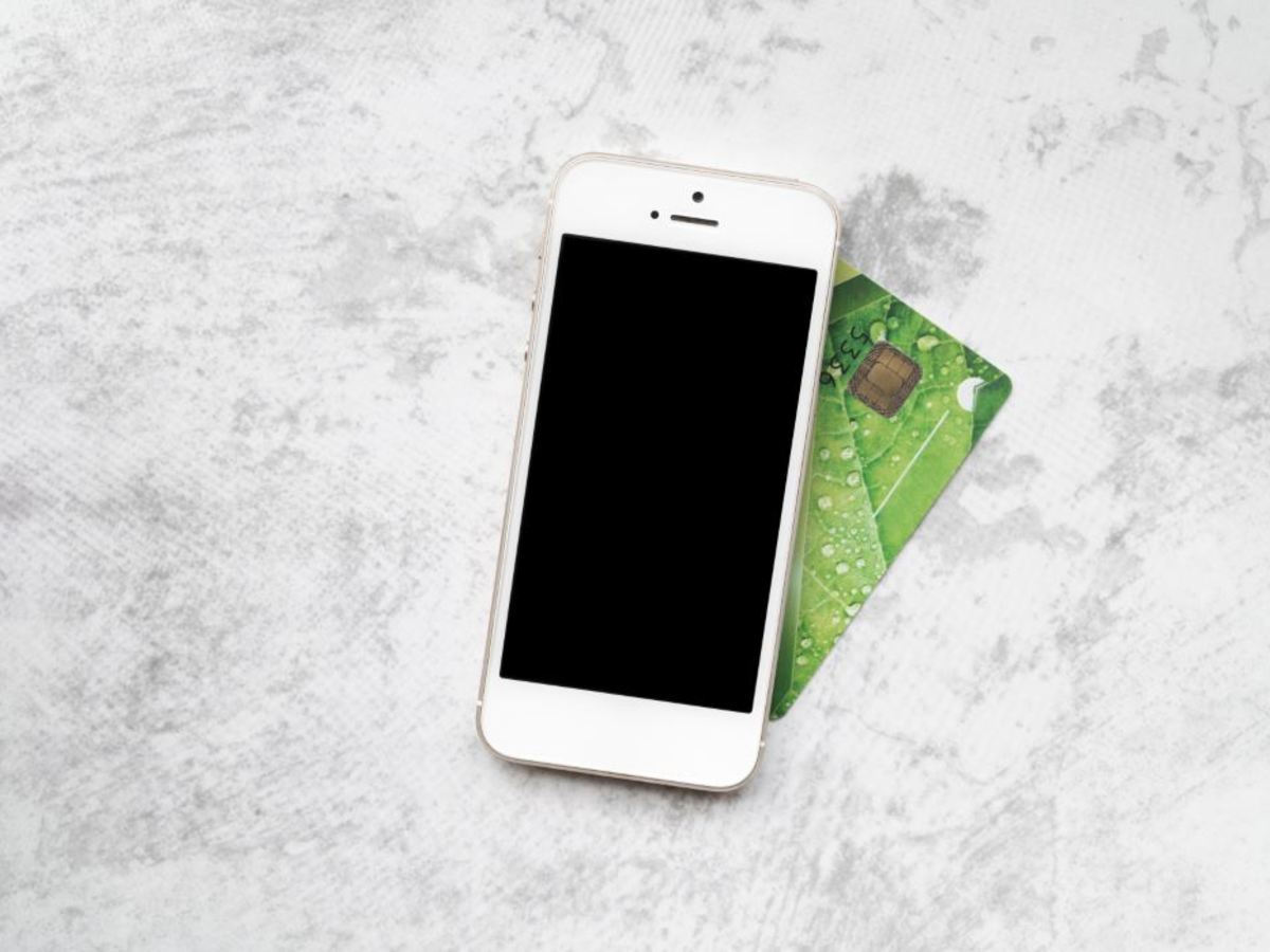 Телефон и банковская карта