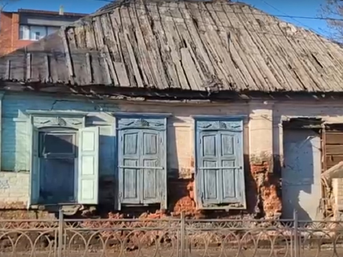 В Астрахани 100-летний жилой дом готов обрушиться на жильцов