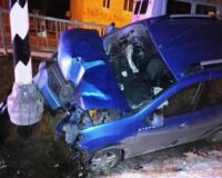 В Новгородской области водитель Renault Sandero врезался в столб
