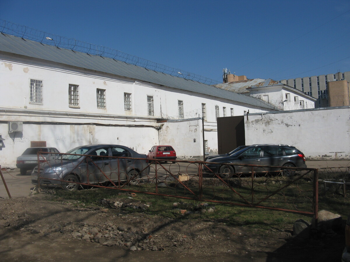 В Новгородской области вооружённый ножом разбойник отнял в магазине 150 рублей