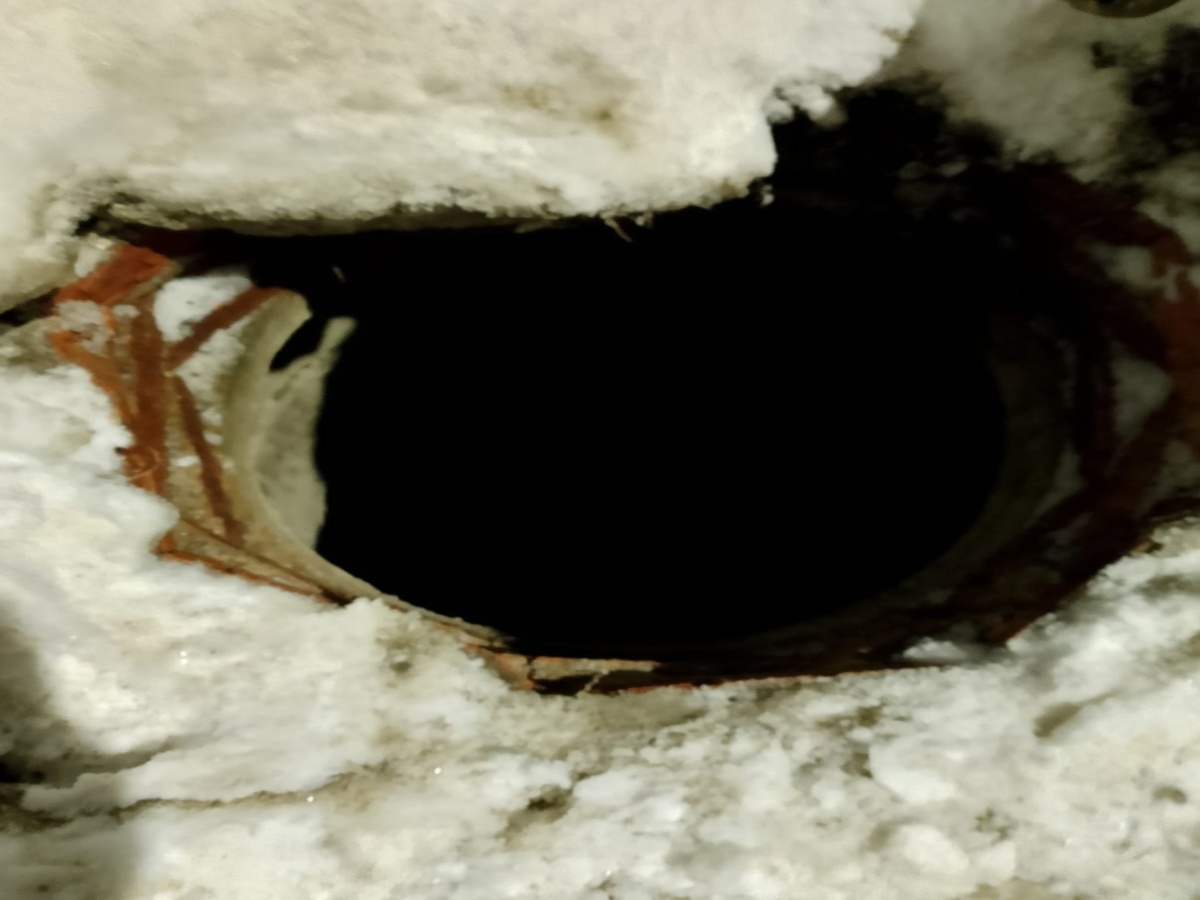 В Рязани на улице Островского 12-лентняя девочка провалилась в канализационный колодец