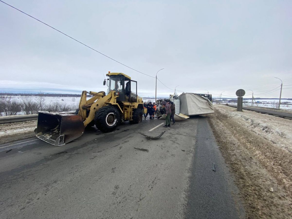 В Рязанском районе на трассе М-5 «Урал» столкнулись газель и трактор