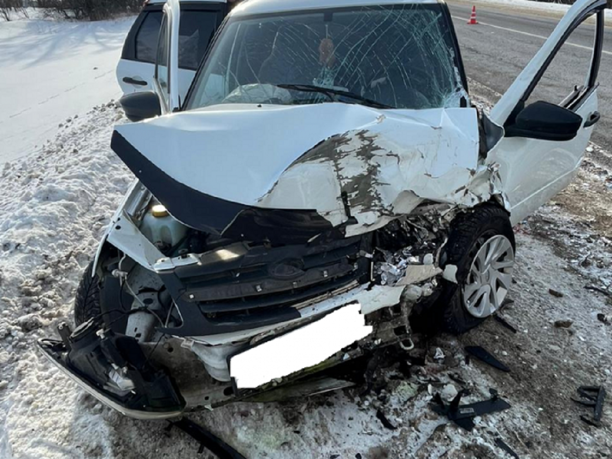 В Тамбовской области в аварии с фурой и легковушкой пострадали двое