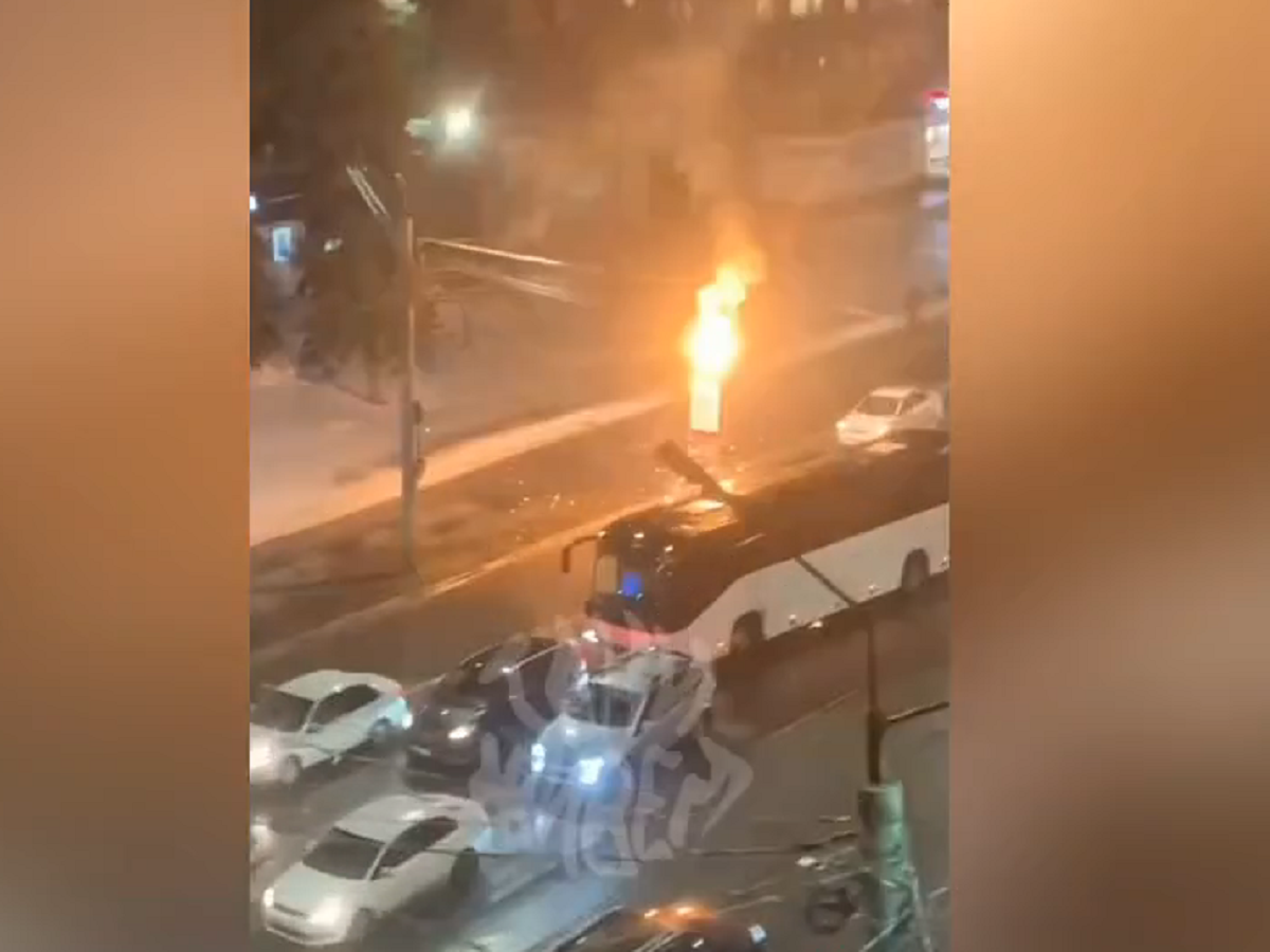 В Туле из-за ледяного дождя на улице Советской упал и заискрился провод