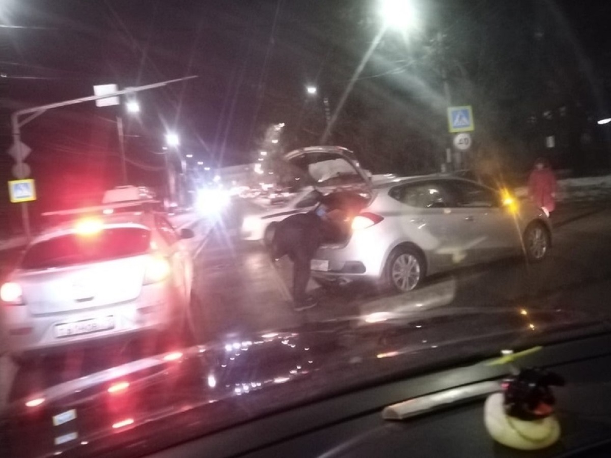 В Туле на пересечении Оборонной и Войкова врезались две легковушки