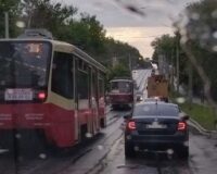 В Туле пассажиры трамвая отодвинули машину, чтобы «рогатый» смог проехать