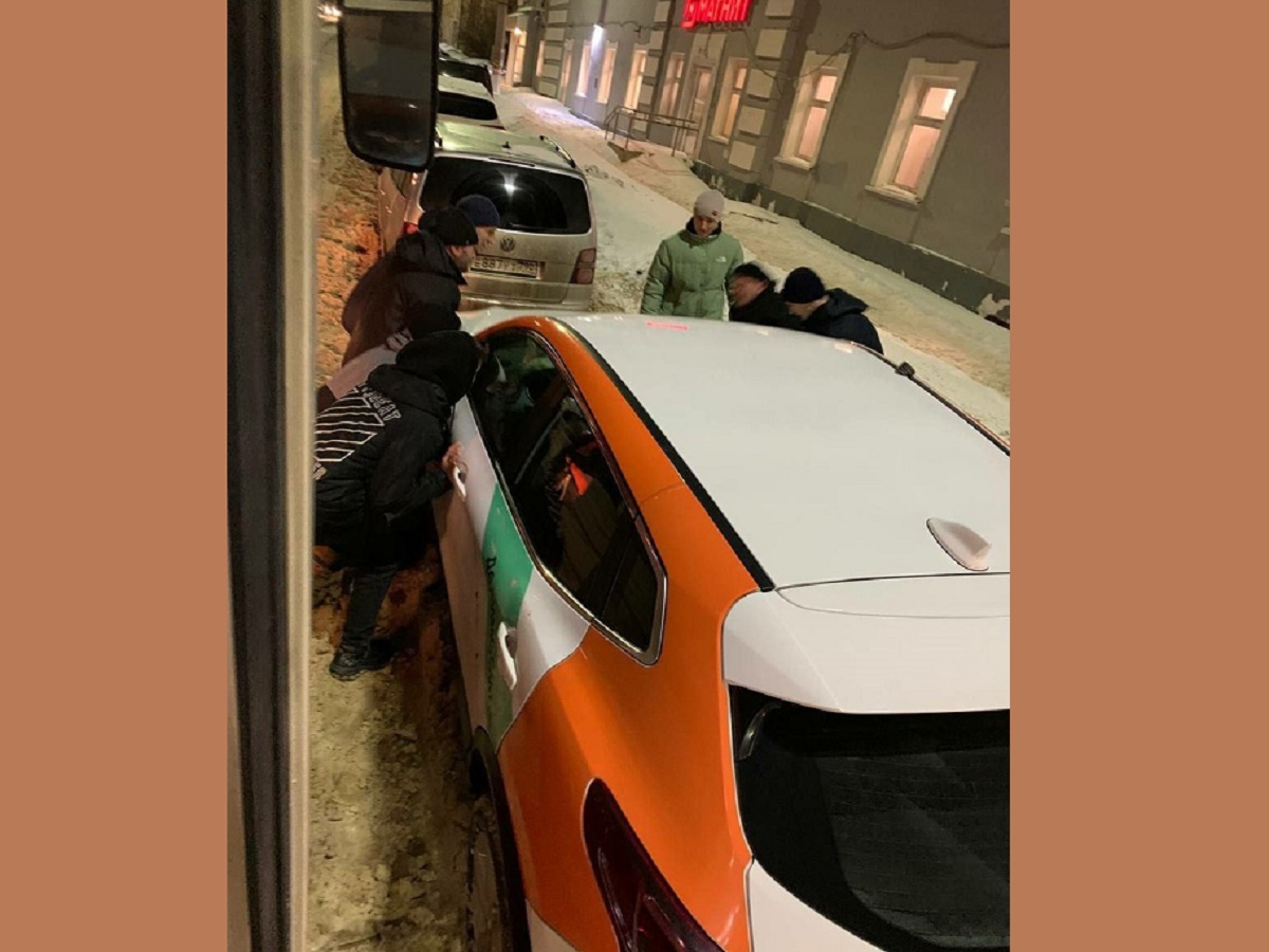 В Туле пассажиры трамвая отодвинули машину, чтобы «рогатый» смог проехать