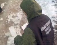 В Великом Новгороде на прохожего рухнула наледь с крыши