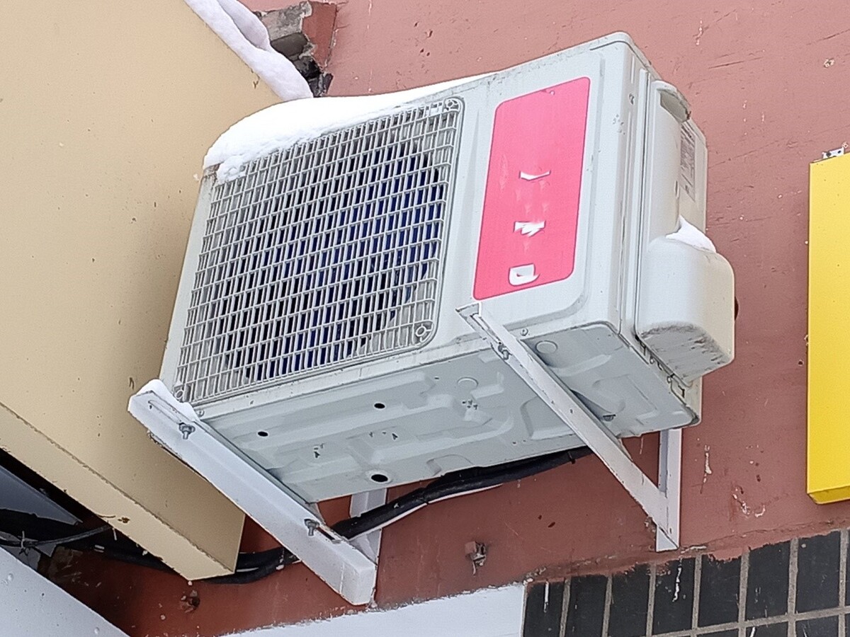 В Великом Новгороде суд обязал собственника квартиры демонтировать кондиционер
