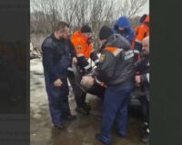 Из проруби в озере Ильмень сотрудники МЧС спасли рыбака