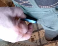 В Новгороде сердобольный молодой человек помог старику на улице. И украл у него мобильник