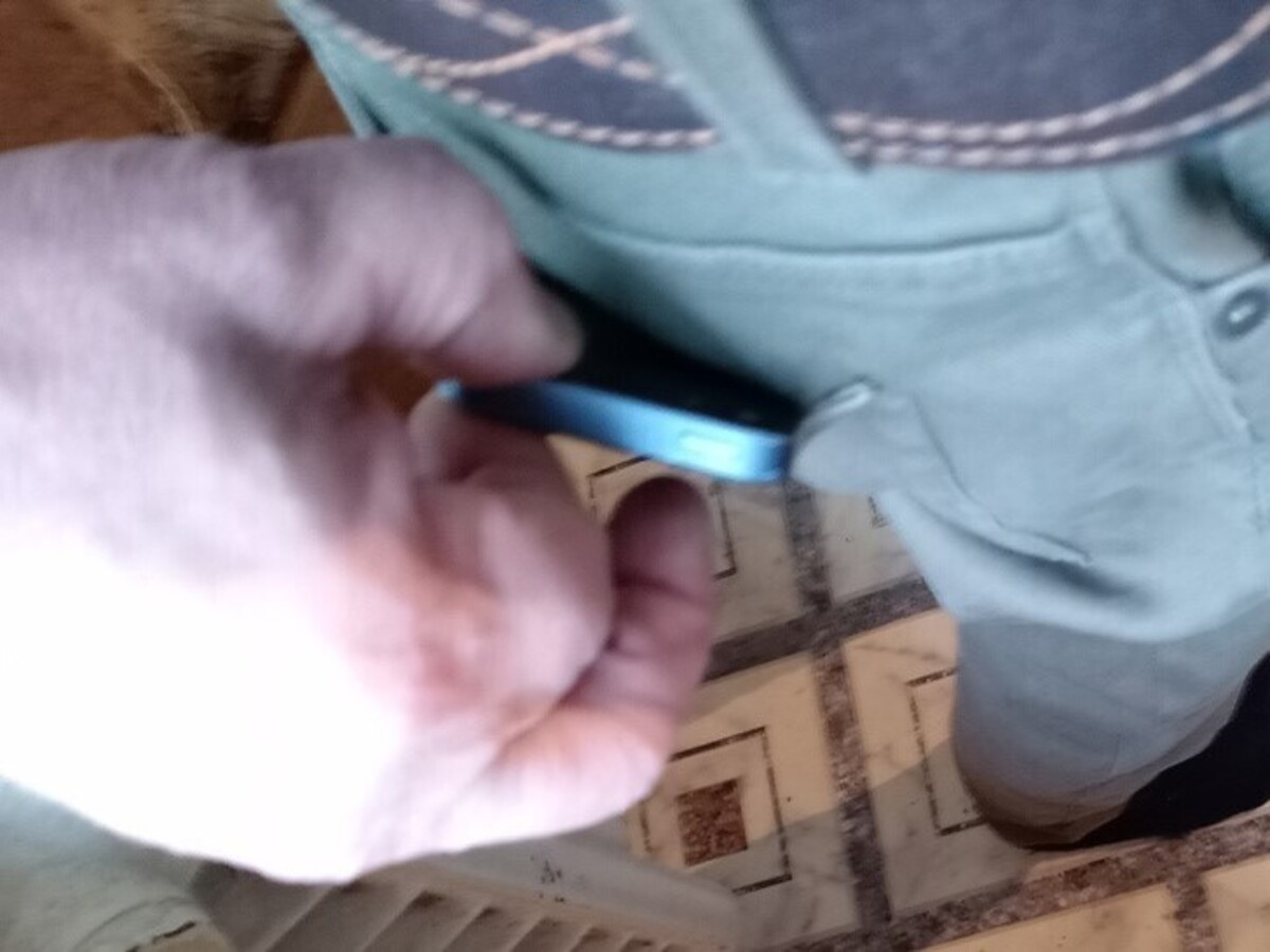 В Новгороде сердобольный молодой человек помог старику на улице. И украл у него мобильник