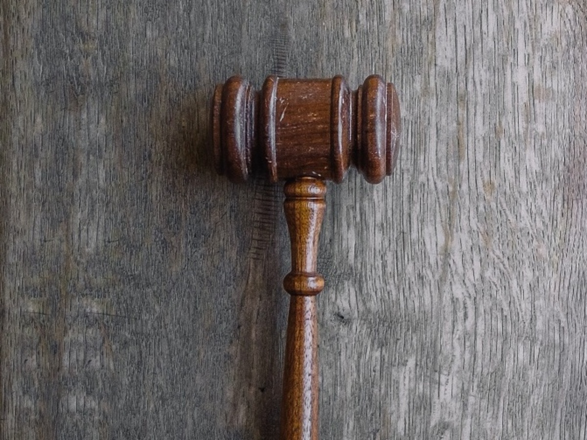 Замдиректора и проректора челябинского вуза будут судить за взятки от студентов