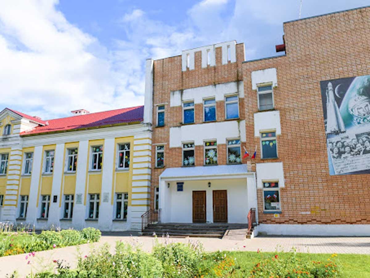 хорошая средняя школа. ученики средних классов. город мирный 3 школа архангельская. образование в великобритании средняя школа. хорошая средняя школа.