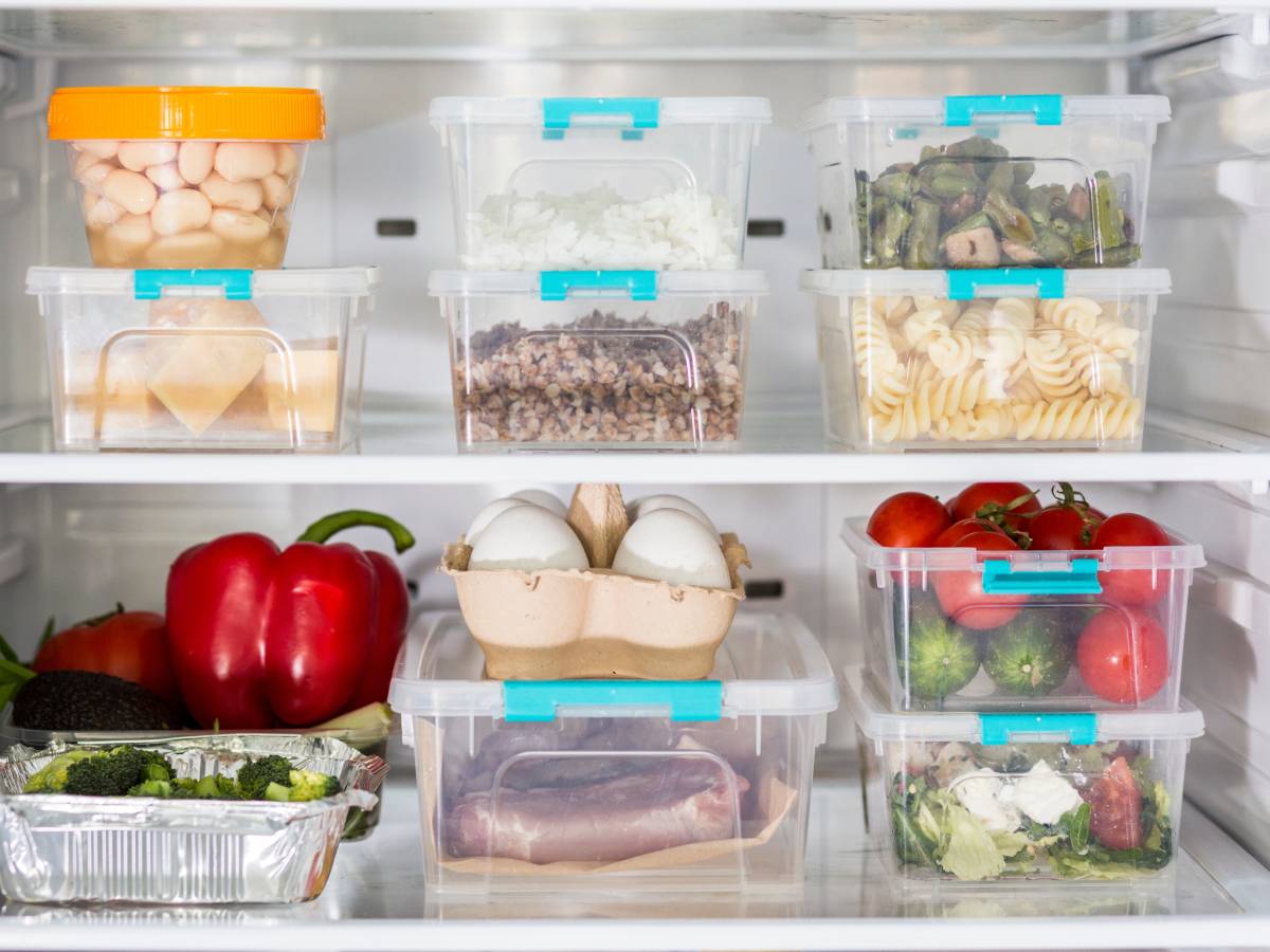 Избавляемся от противного запаха из холодильника: народные методы, простые решения