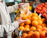 Иностранцем с патентом запретили работать в торговле и такси в Смоленской области