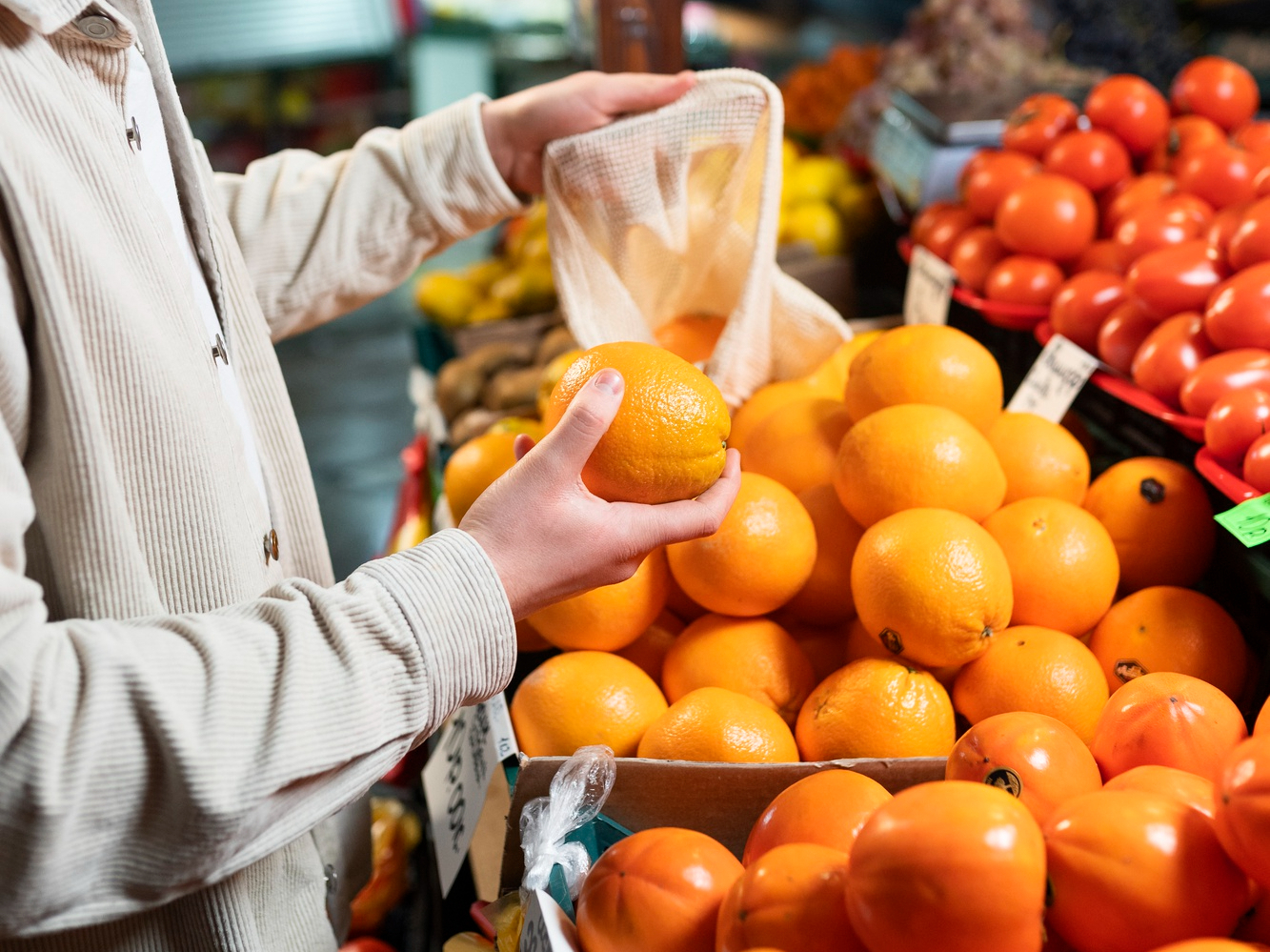 Иностранцем с патентом запретили работать в торговле и такси в Смоленской области