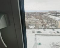 Жительница Рязани вошла в квартиру в новостройке и на оконном стекле увидела следы от пуль