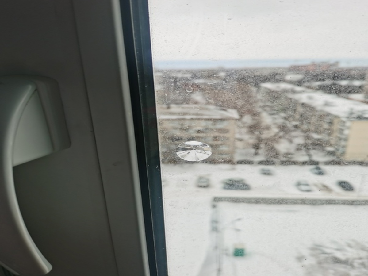 Жительница Рязани вошла в квартиру в новостройке и на оконном стекле увидела следы от пуль