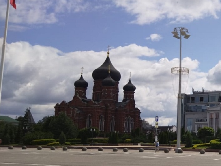 В Туле к Успенскому собору несут цветы в память о погибших в «Крокусе»