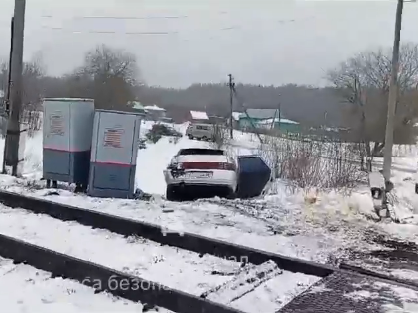 В Тамбовском округе на переезде локомотив протаранил «двенашку»