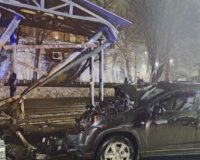 автомобиль разбил остановку