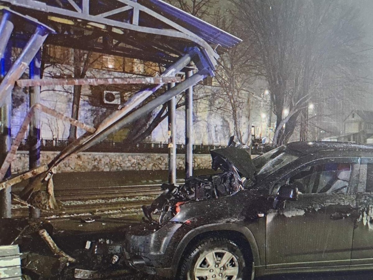 автомобиль разбил остановку