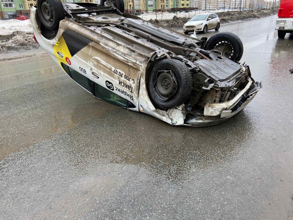 перевернулся автомобиль такси