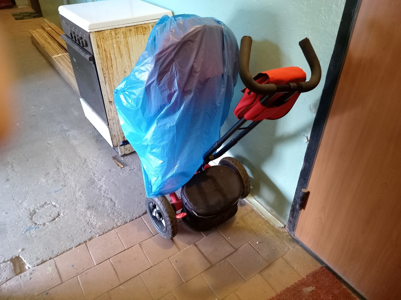 Бездетный новгородец украл из своего подъезда две детские коляски