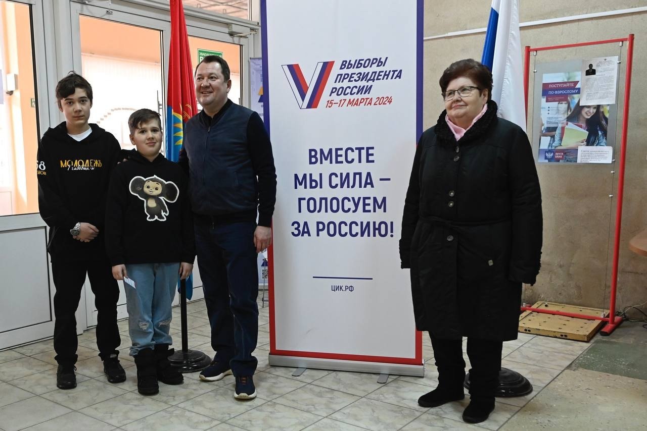 Губернатор Тамбовской области Максим Егоров проголосовал с сыновьями и мамой