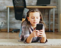 Девочка с телефоном