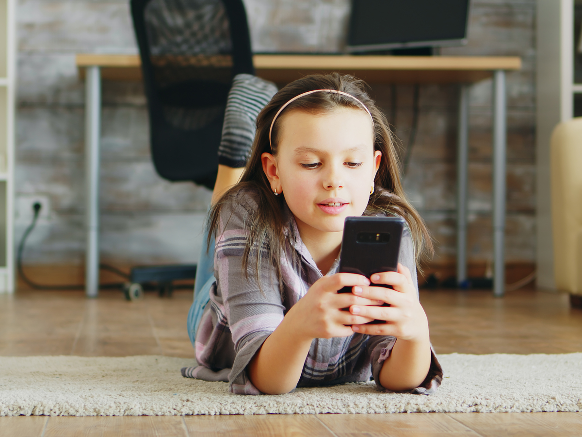 Девочка с телефоном