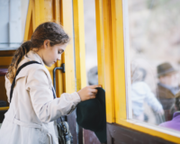 Девочка в автобусе
