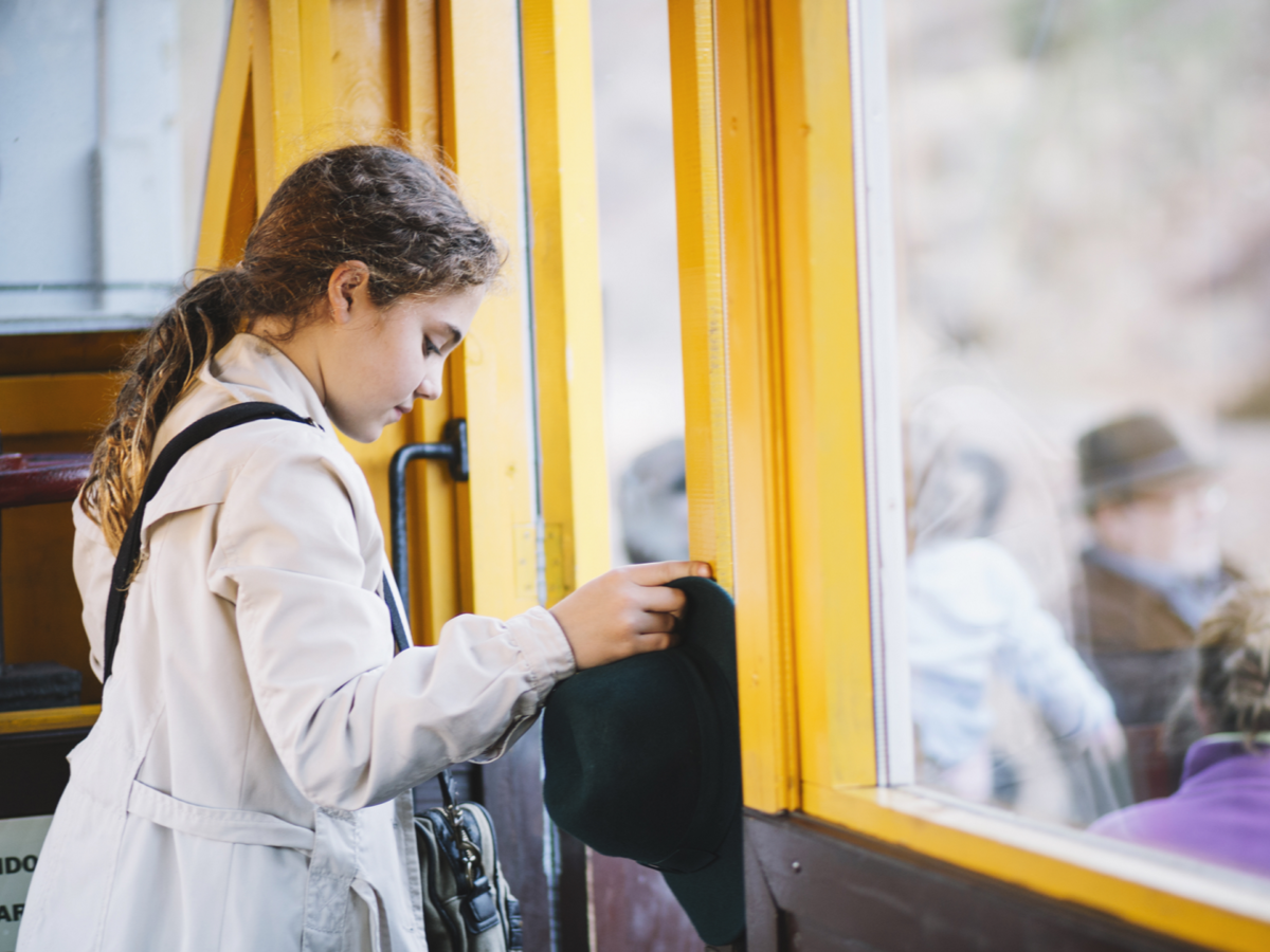 Девочка в автобусе