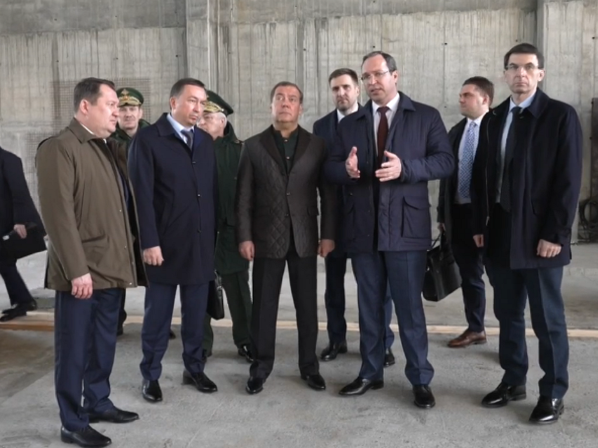 Дмитрий Медведев посетил во время визита на Тамбовщину пороховой завод