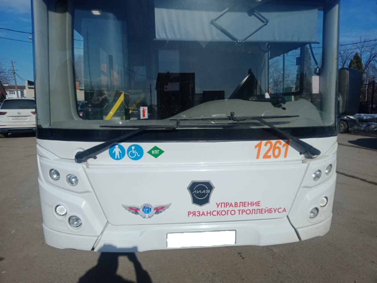 В Рязани во время движения автобуса упала пассажирка и получила серьезные травмы