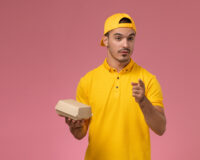 курьер в желтом