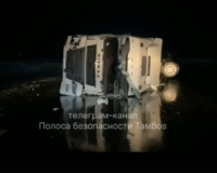 Под Тамбовом из упавшей фуры подсолнечное масло разилось по дороге