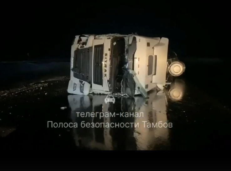 Под Тамбовом из упавшей фуры подсолнечное масло разилось по дороге