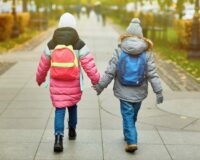 дети идут из школы