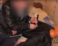 Мужчина показывает, как убивал брата.