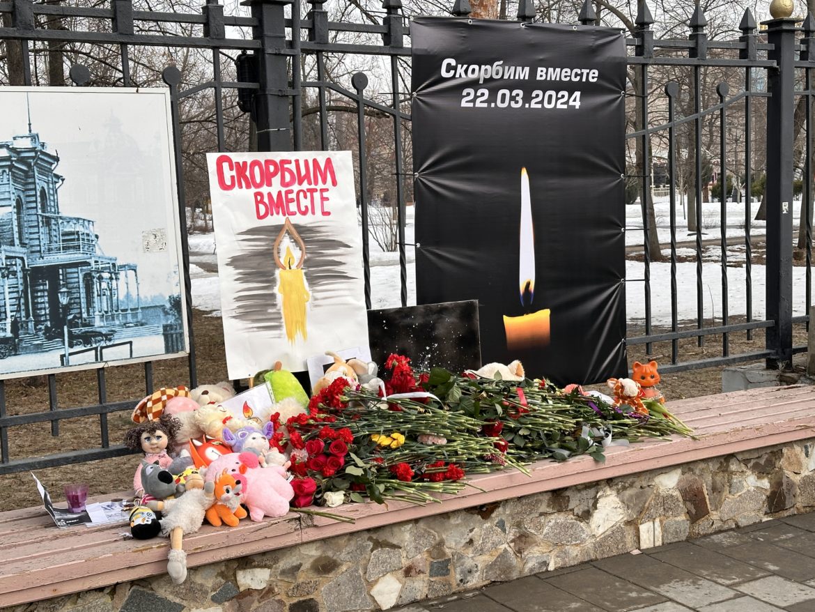 В Тамбове к стене горсада несут цветы и игрушки в память о погибших в «Крокусе»