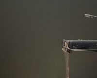 вода из крана течет