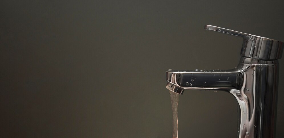 вода из крана течет